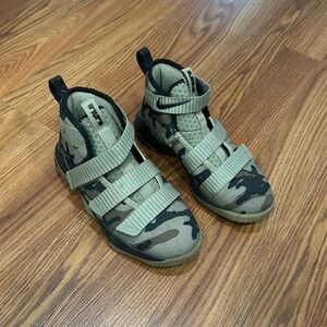 Nike LeBron soldier boys shoes 13c